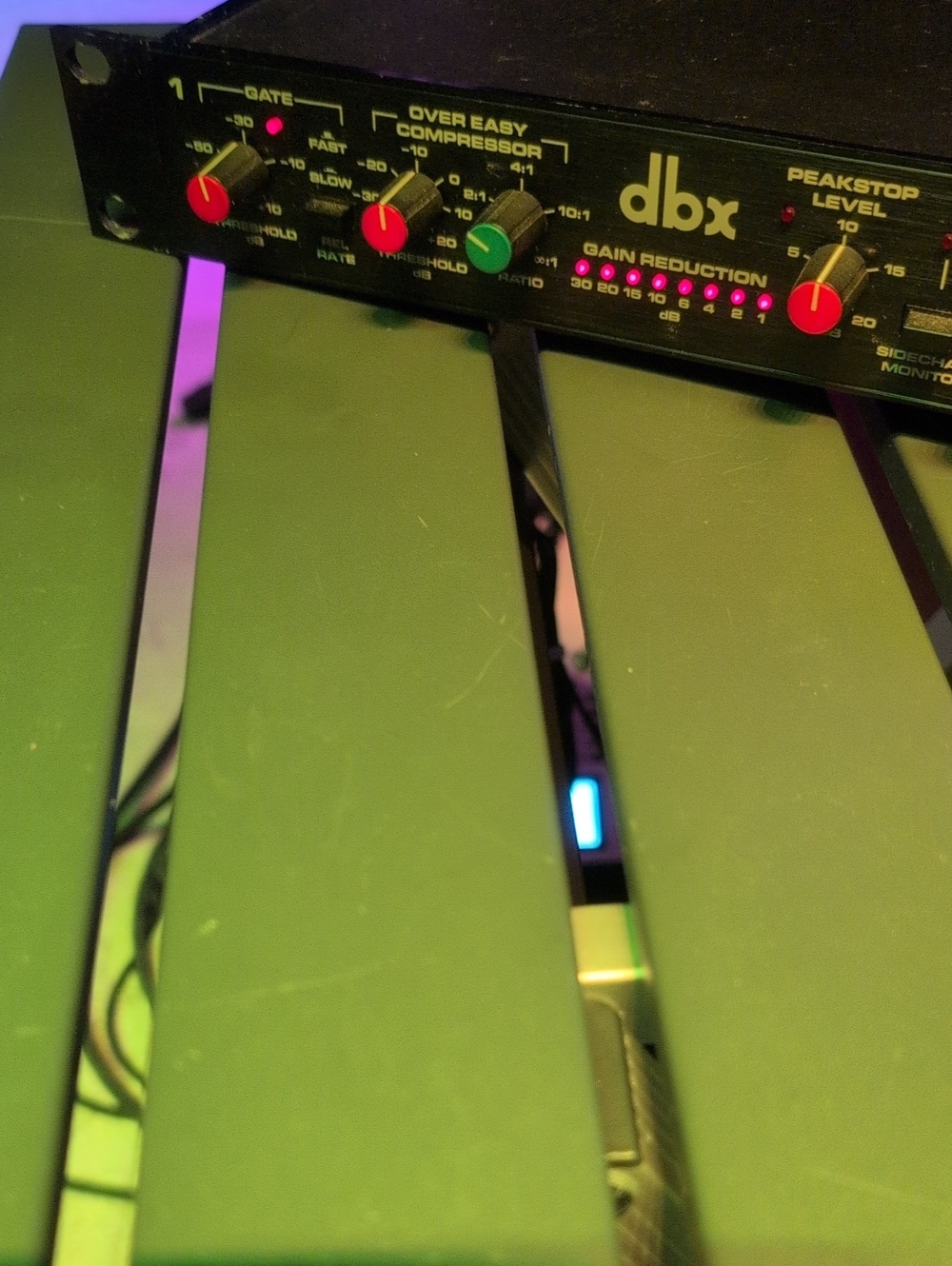 dbx OVER EASY COMPRESSOR/GATE Rack Mount 166 - Picture 4 of 7